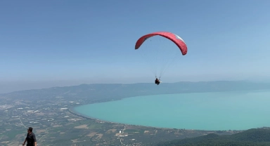 İznik Gölü'nde yamaç paraşütüne akın başladı