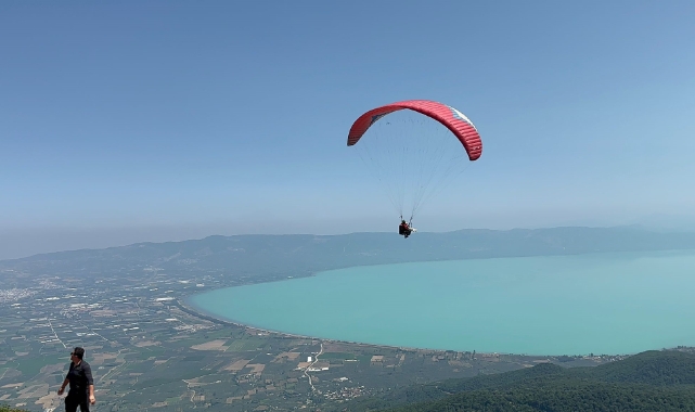 İznik Gölü'nde yamaç paraşütüne akın başladı