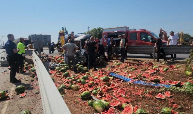 Karpuz yüklü kamyonet refüje çarptı!