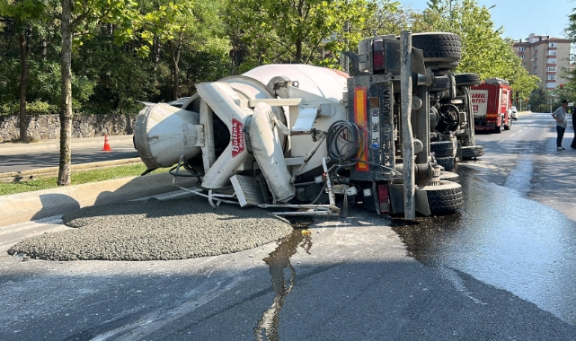 Kartal'da beton mikseri devrildi