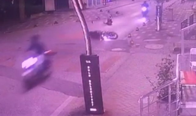 Kasksız sürücü motosikletten düştü, kafasını kaldırıma çarptı!