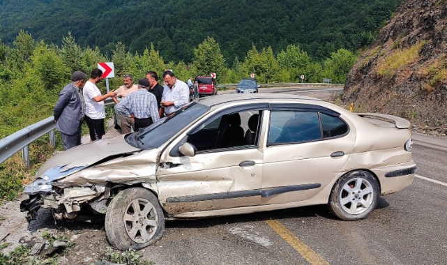 Kastamonu’da iki otomobil çarpıştı