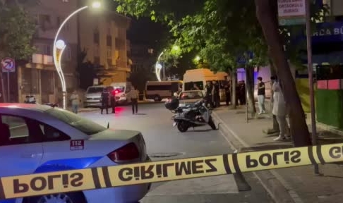 Kavgayı ayıran bekçi sırtından bıçaklandı