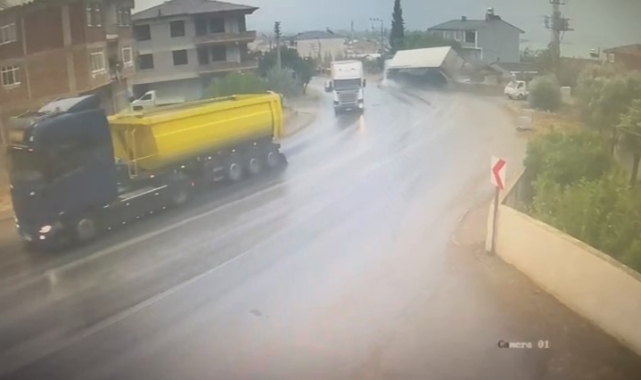 Kaygan yolda virajı alamayan TIR yolu kapattı!