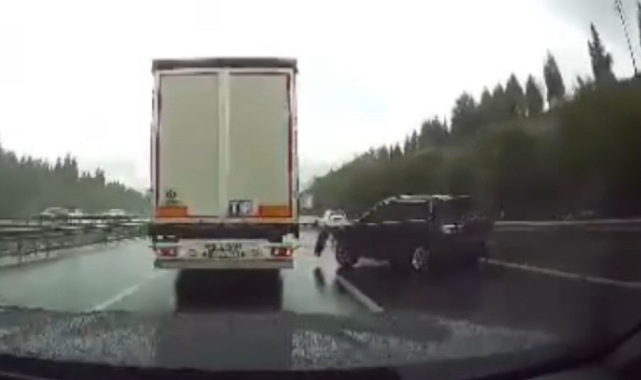 Kayganlaşan yolda üst üste kaza meydana geldi