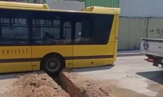 Kazı çalışması yapılan yerden geçmeye çalışan otobüs asılı kaldı!