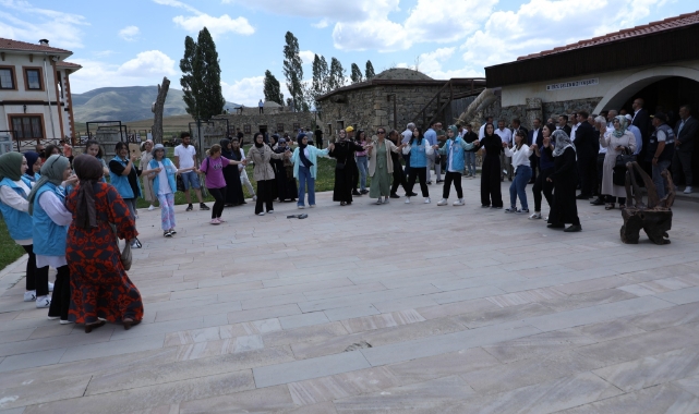 Kenan Yavuz Etnografya Müzesinde türkü dolu saatler