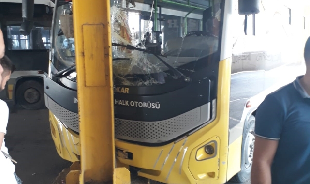 Kendi kendine harekete geçen otobüs, şoförlere çarptı!