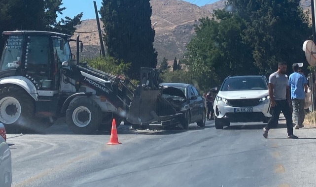 Kepçe otomobile çarptı