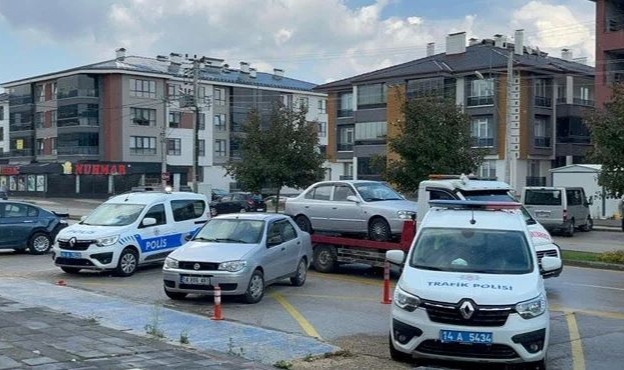Kontrolden çıkan araç park halindeki araçlara çarptı
