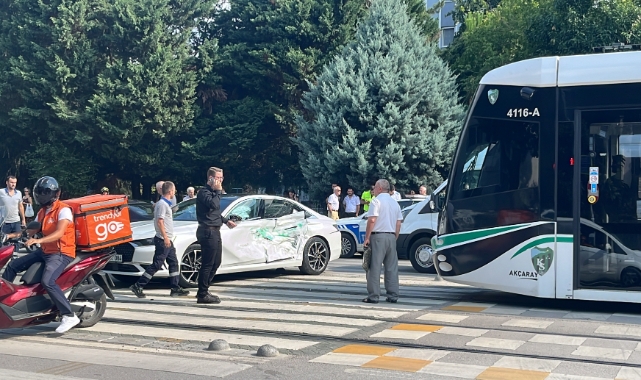 Kocaeli'de tramvay otomobile çarptı: 3 yaralı