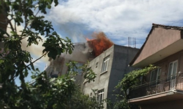 Kocaeli'nde 3 katlı binada yangın çıktı