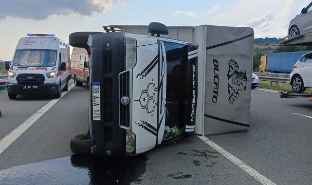 Kontrolden çıkan kamyonet otoyolda devrildi!   
