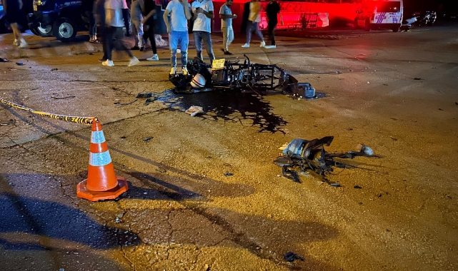 Kontrolden çıkan otomobil karşı şeride geçip motosiklete çarptı!
