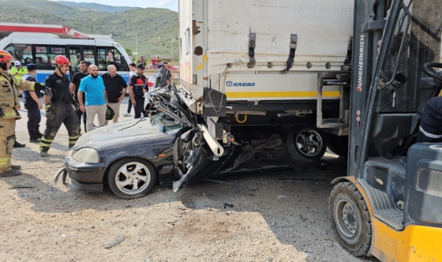 Kontrolden çıkan otomobil TIR'ın altına girdi