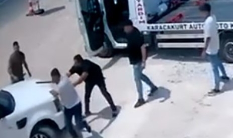 Küfür edip aracı üzerine sürdü sinir krizine girdi