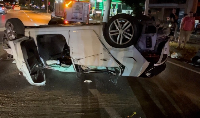 Makas atan otomobil taksiyle çarpıştı: 1'i ağır 3 yaralı