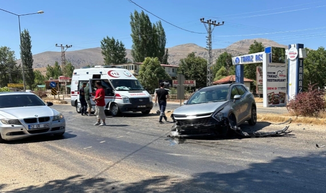 Malatya'da korkutan kaza! 2 otomobil çarpıştı