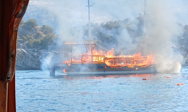 Marmaris açıklarında ahşap gezi teknesinde yangın!