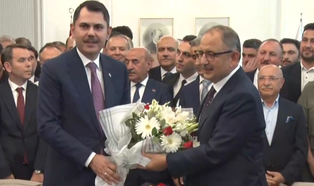 Mehmet Özhaseki, görevi Murat Kurum'a devretti