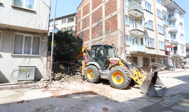 Metruk binalar birer birer yıkılıyor...