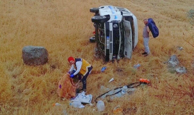 Minibüs buğday tarlasına devrildi