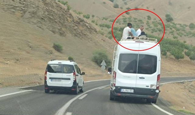 Minibüs üzerinde tehlikeli yolculuk
