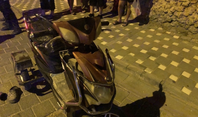 Motosiklet ile elektrikli bisiklet kafa kafaya çarpıştı: 3 yaralı