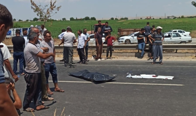  Motosiklet otomobilin altında kaldı: 1 ölü, 1 yaralı   