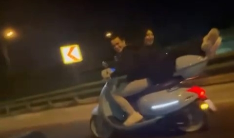 Motosikletin arkasında yatarak ilerledi