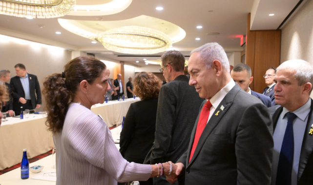 Netanyahu, ABD'de rehine aileleriyle görüştü!   