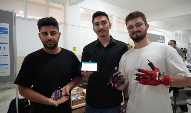 Öğrenciler işaret dillini metne çeviren eldiven tasarladı