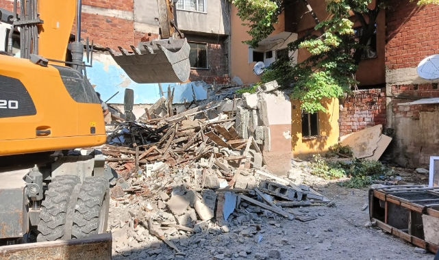 Osmangazi'de tehlike saçan metruk binalar yıkılıyor