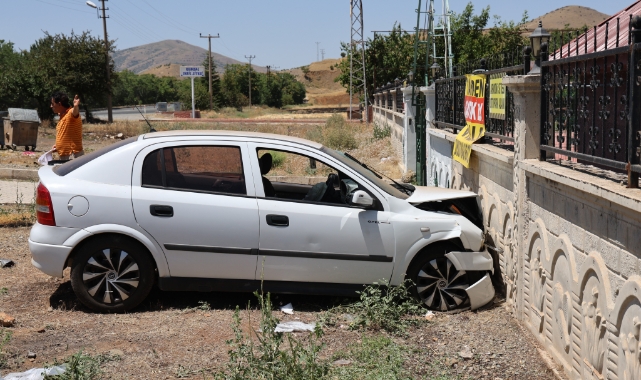 Otomobil bahçe duvarına çarptı: 5 yaralı