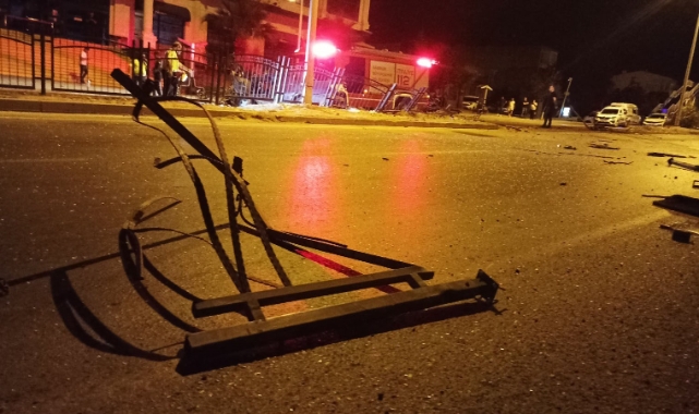 Otomobil bariyerlere çarptı: 1 ölü, 2 yaralı