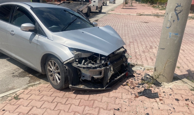 Otomobil direğe çarptı, sürücü yaralandı