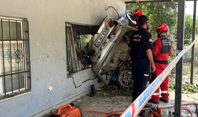 Otomobil eve girdi, sürücü öldü!   