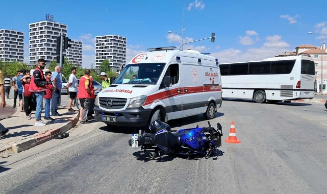 Otomobil ile çarpışan motor sürücüsü yaralandı