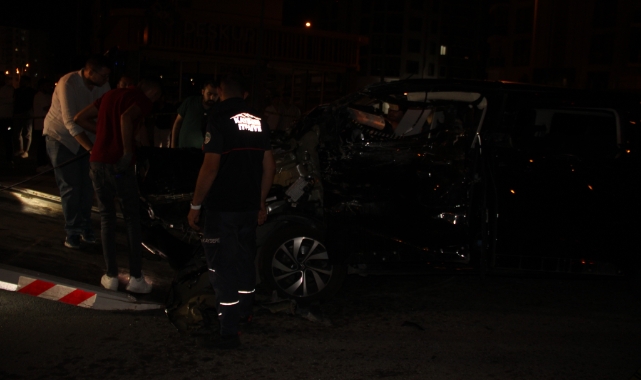 Otomobiller çarpıştı, park halindeki araçlar zarar gördü: 4 yaralı