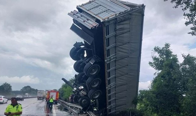 Otoyolda yoldan çıkıp bariyerlerde asılı kaldı