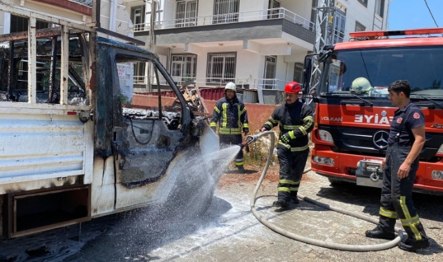 Park halindeki kamyonet cayır cayır yandı
