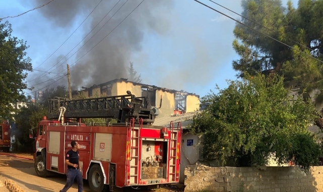 Pazar alışverişine giden baba ve oğlunun evleri küle döndü