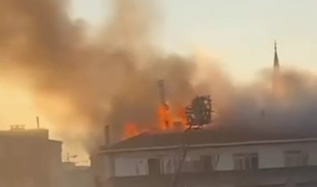 Pendik'te 4 katlı binanın çatısı alev alev yandı