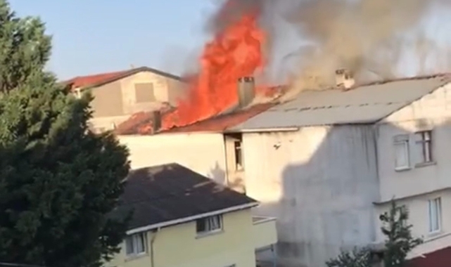 Pendik'te 4 katlı binanın çatısı alevlere teslim oldu
