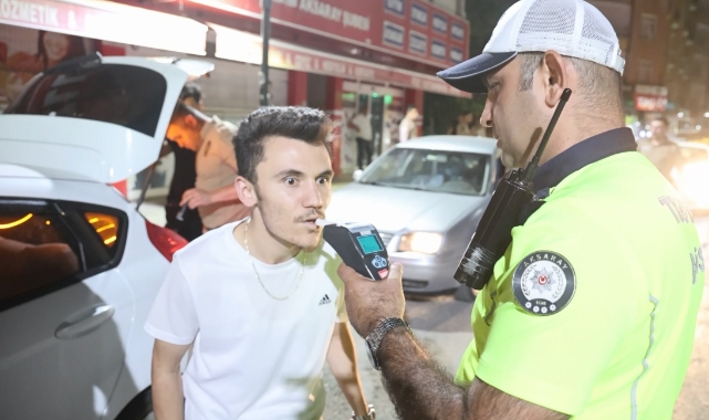 Polis, “Araç sahibi kim?” dedi, ehliyetsiz sürücü telefon uzattı