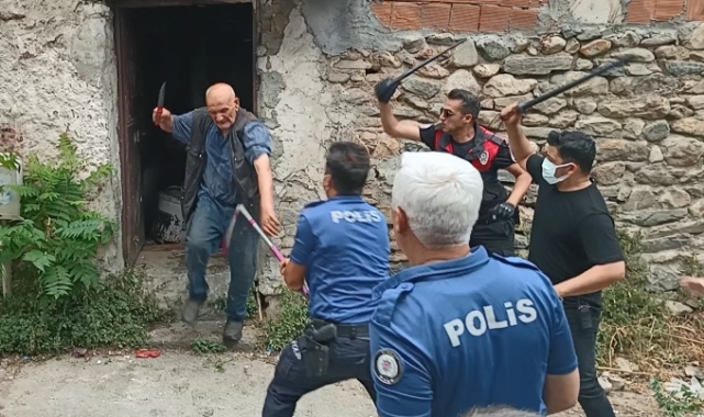 Polisi bıçakladı, 'Peygamberim' deyince hastaneye yatırıldı...
