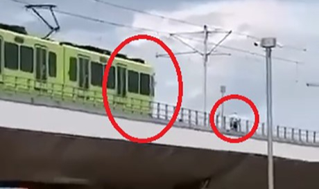 Raylarda yürüdü, metro seferleri aksadı