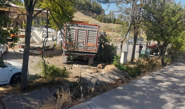 Refüjü aşan tır iş yerine daldı: 1 yaralı