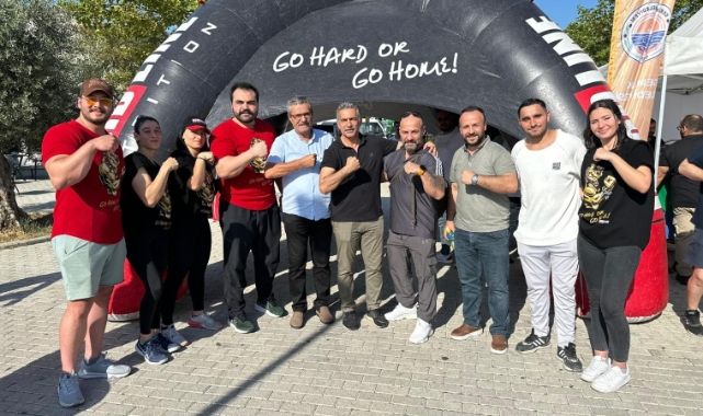 Şampiyonlardan “Halkla Bilek Güreşi”