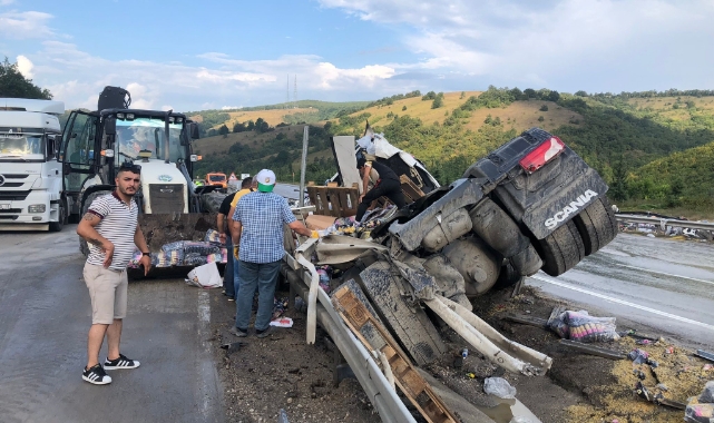 Samsun'da makarna yük TIR devrildi!